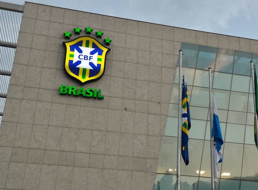 Facada do prédio da CBF com a logomarca da Confederação e a palavra Brasil.