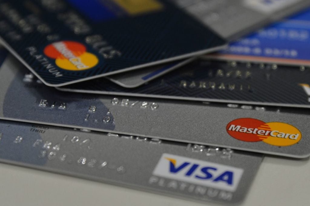 Cartões de crédito sobre uma mesa, um sobre o outro, espalhados