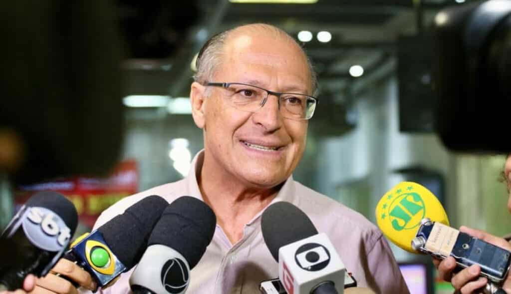 Geraldo Alckmin cercado por microfones durante uma entrevista coletiva
