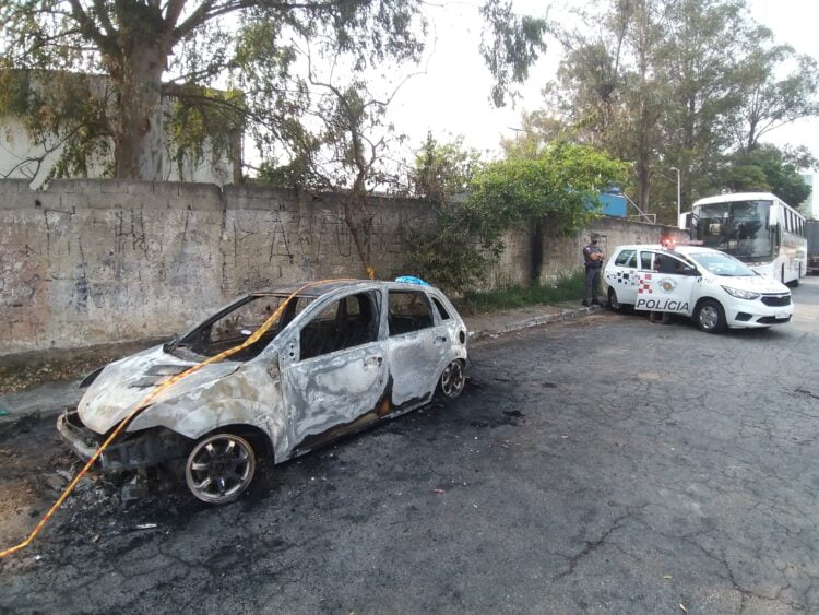 Corpo carbonizado é encontrado dentro de carro na Zona Leste de SP SP