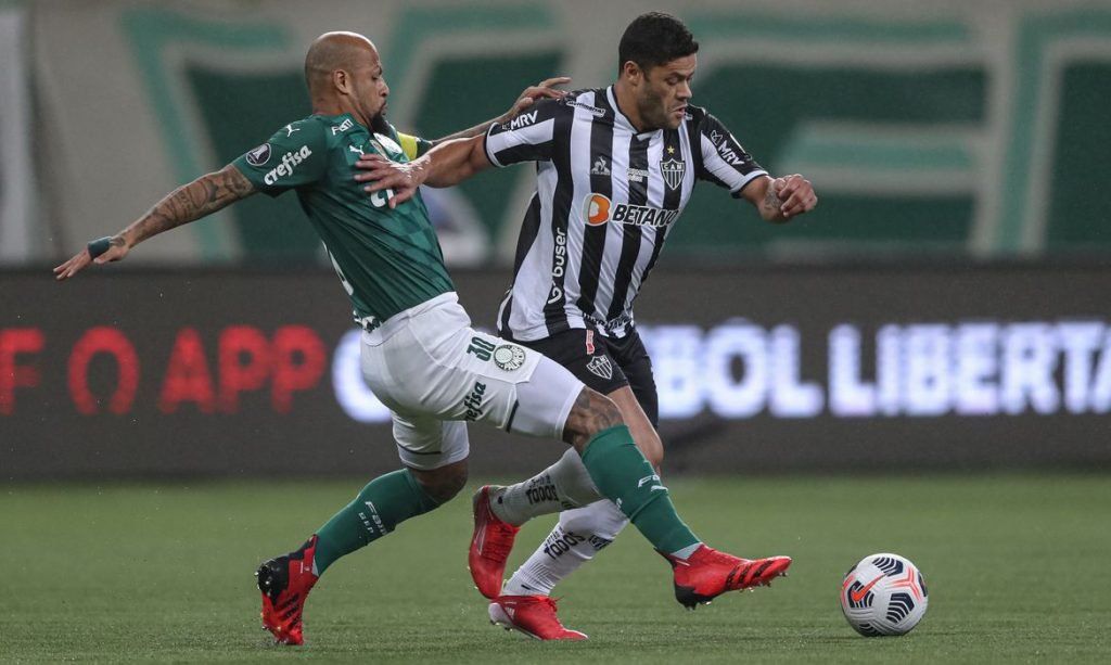 Jogadores do Palmeiras e do Atlético Mineiro disputam bola durante partida