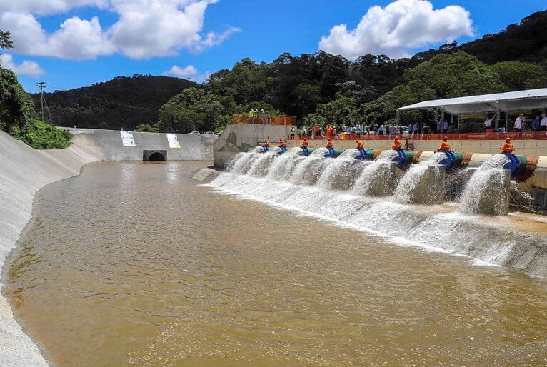Reservatório de água na represa do Sistema Cantareira