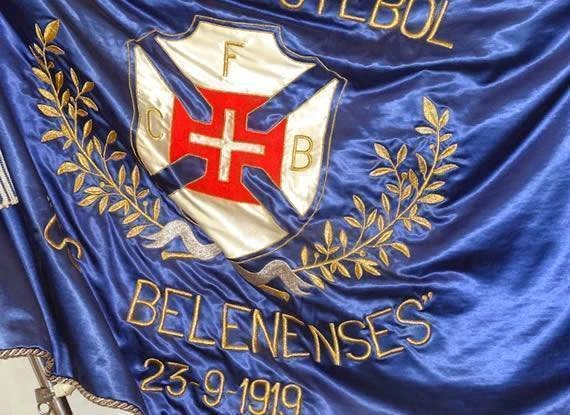 Bandeira mostra brasão e nome do Belenenses