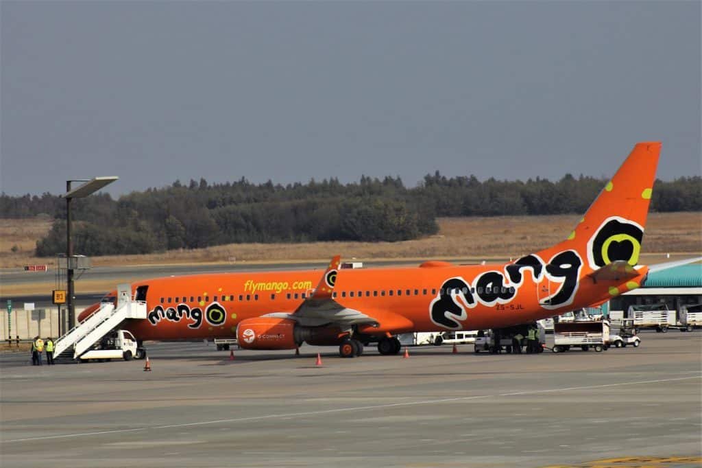 Aeronave da companhia aérea Mango, da África do sul, estacionada em aeroporto