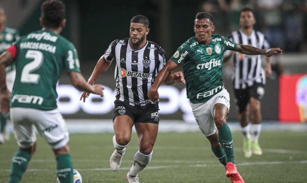 Jogadores disputam bola durante partida entre Palmeiras e Atlético Mineiro
