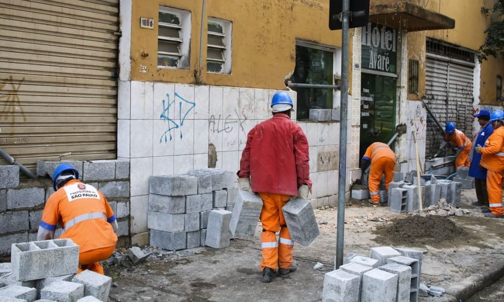 Operários da prefeitura usam tijolos para interditar imóveis na região da cracolândia