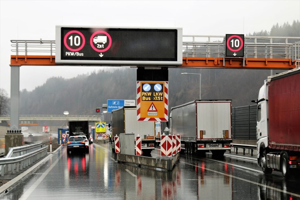 Caminhões e carros parados em fila na fronteira da Alemanha. Barreira sanitária durante a pandemia.