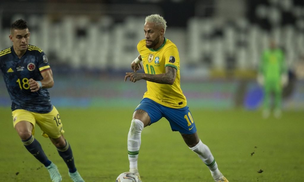 Neymar disputa bola com atleta adversário