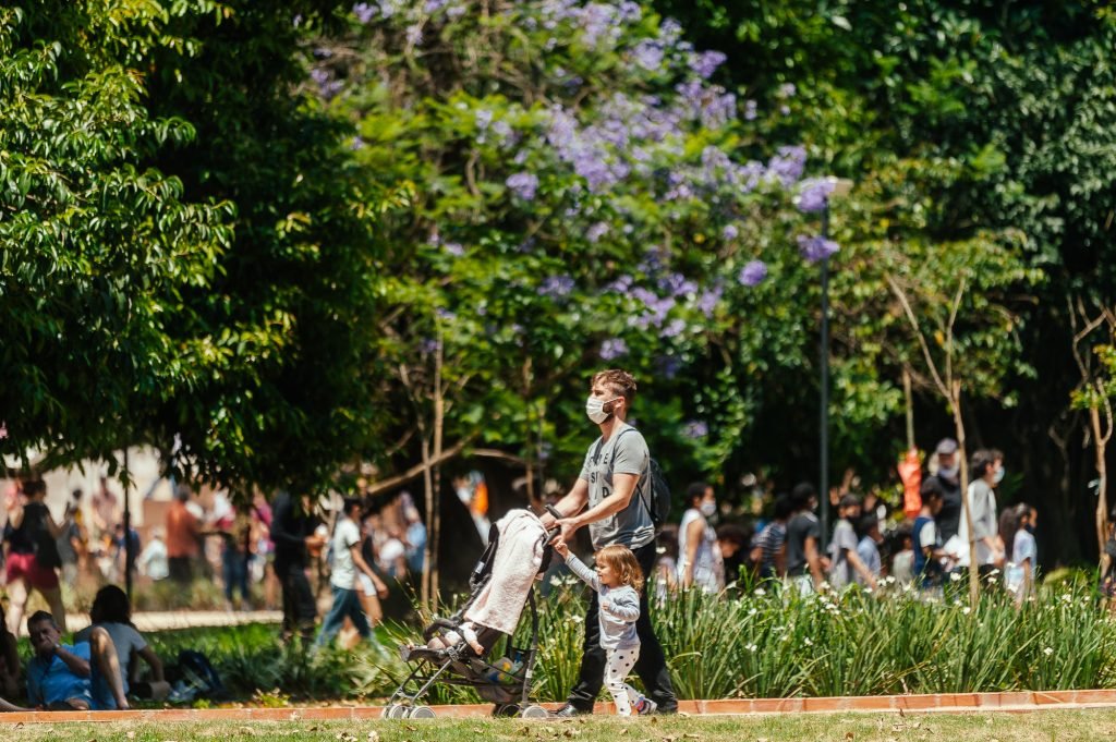 Público caminha pelo parque Augusta Prefeito Bruno covas