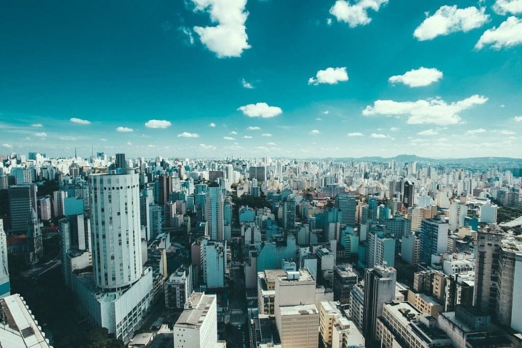 Imagem panorâmica da cidade de São Paulo mostra prédios e o céu com poucas nuvens 