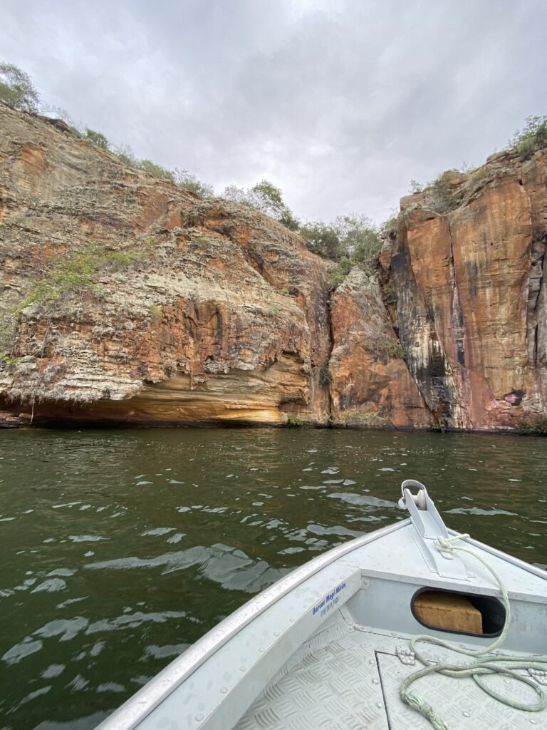 Parte do canion do Rio São Francisco, em Sergipe. Barco de aproxima das rochas onde turistas podem entrar debaixo para tirar foto.