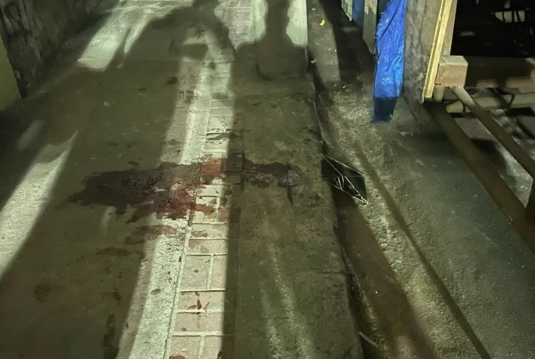 Manchas de sangue no chão no local onde a criança foi ferida.