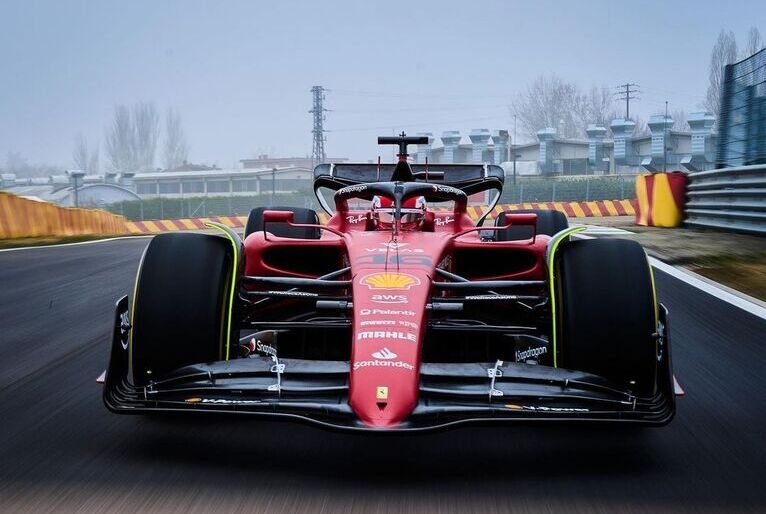 Carro da Ferrari pilotado por Charles Leclerc durante o treino