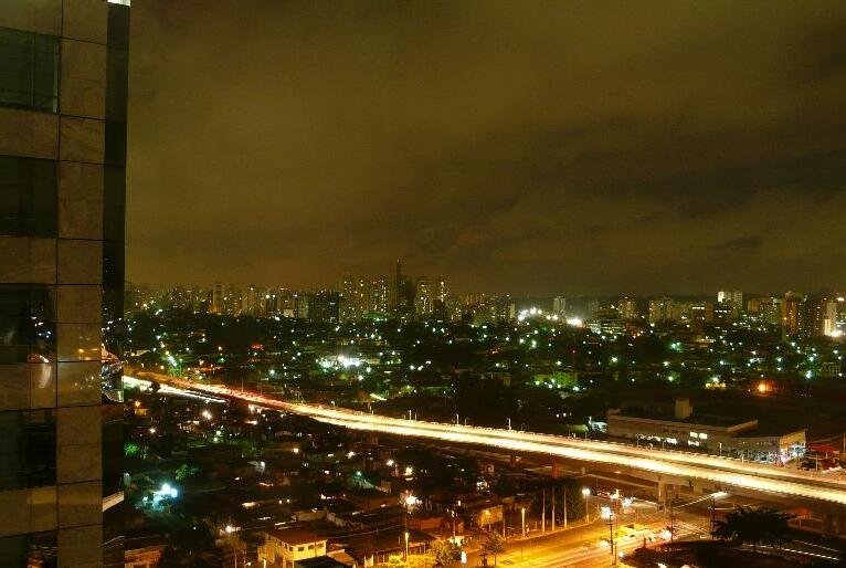 Imagem panorâmica mostra nuvens no céu de São Paulo durante a noite.