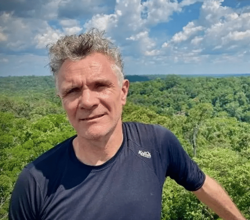 Dom Phillips posa para foto com a floresta amazônica ao fundo.