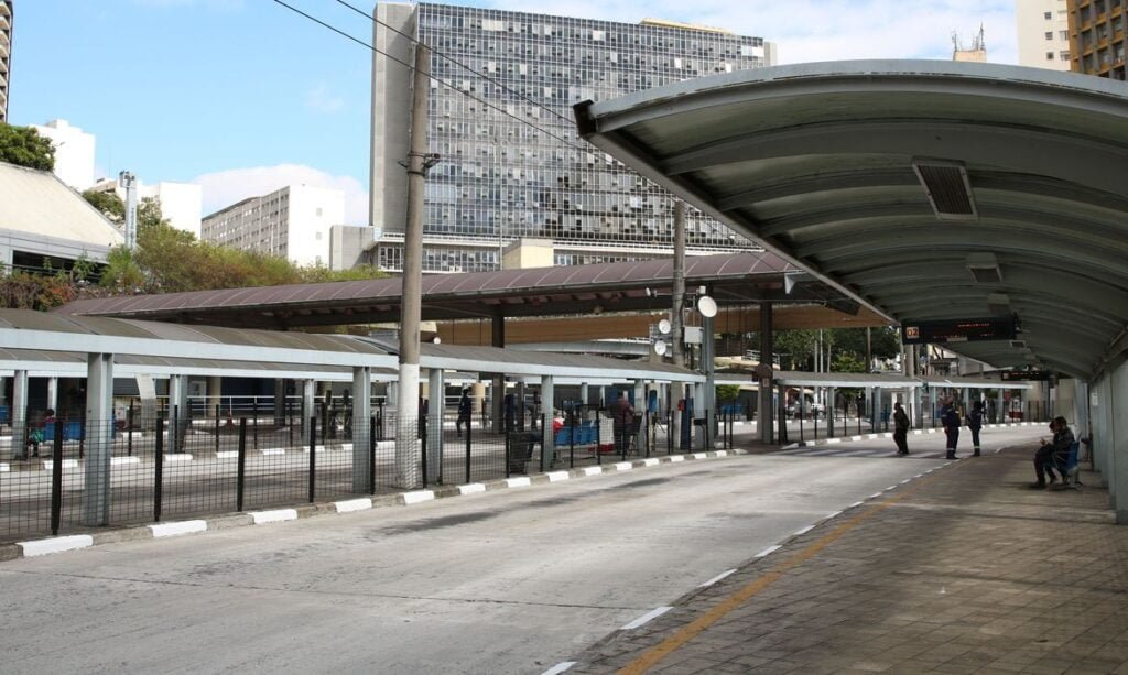 Terminal de ônibus em São Paulo praticamente vazio.