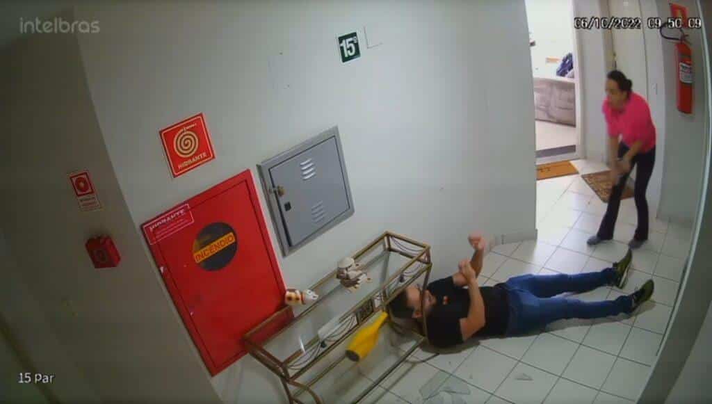 Mulher atira nas costas do namorado e foge