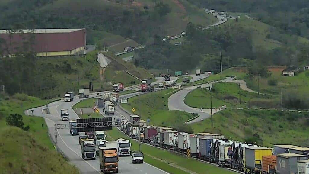 Imagem do alto mostra rodovia dom pedro com congestionamento do lado direito e veículos transitando pela pista do lado esquerdo.