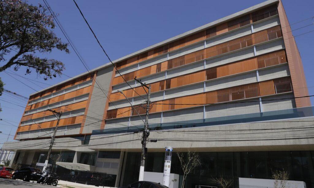 Fachada de prédio do Hospital das Clínicas com três andares.