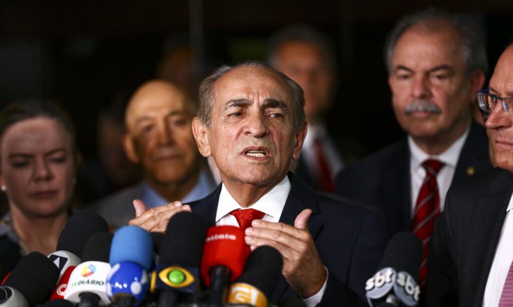 Senador Marcelo Castro (MDB-PI) fala aos microfones das emissoras de TV. Ao fundo outros políticos aparecem.