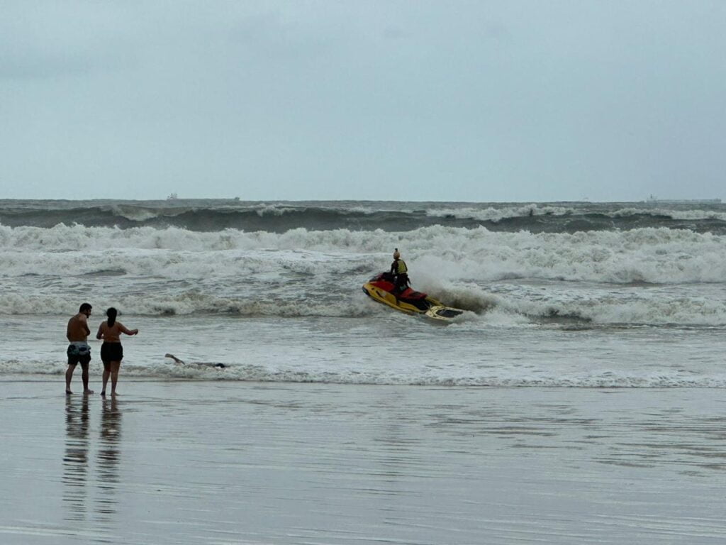 Bombeiros reforçam orientação em dia de mar revolto