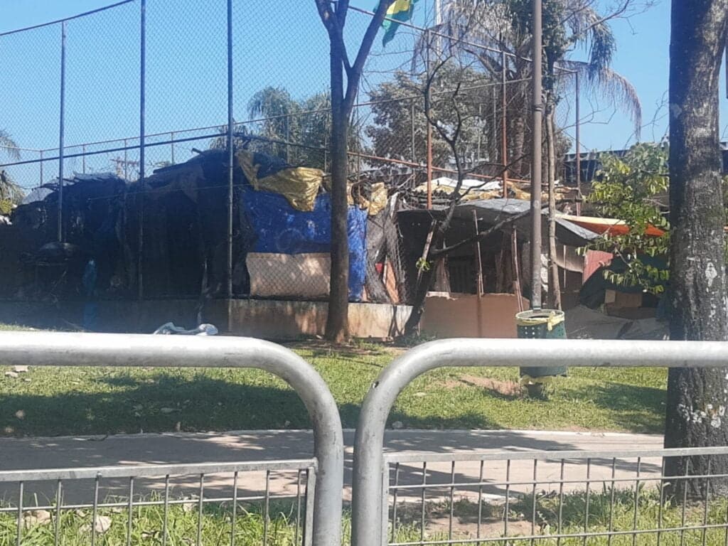 Moradores do Grajaú denunciam invasão de quadra de esportes