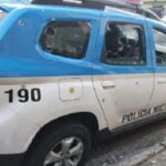 Viatura da PM é atacada a tiros por traficantes e policiais são encurralados em comunidade do Rio