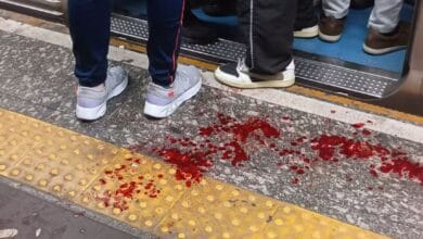 Homem fere a mão ao ultrapassar faixa amarela na estação Sé do Metrô