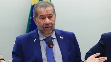 Carlos Lupi pede demissão do Ministério da Previdência após escândalo no INSS