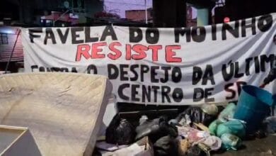 Moradores da Favela do Moinho protestam e interrompem circulação de trens da CPTM