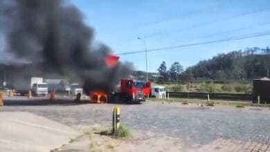 Motorista morre eletrocutado após caminhão atingir rede elétrica em Itapecerica da Serra