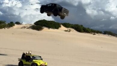 Picape voa sobre buggy com passageiros em duna no Ceará