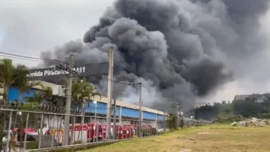 Incêndio de grandes proporções atinge cinco galpões com material combustível em Barueri