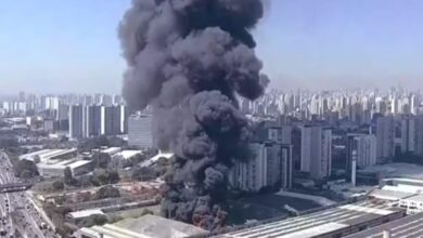 Incêndio destruiu galpão de tecidos na Lapa e mobilizou 16 viaturas do Corpo de Bombeiros