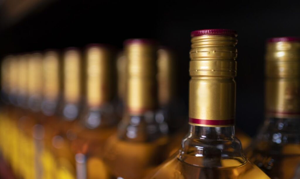 Brasil registra 59 notificações de intoxicação por metanol e governo amplia estoque de etanol farmacêutico