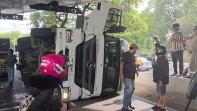 Motociclista escapa ileso após caminhão tombar sobre ele na Av. 23 de Maio