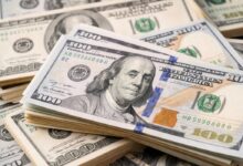 Dólar fecha abaixo de R$ 5 após dois anos e Ibovespa atinge recorde histórico