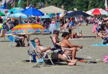 Praias lotadas e trânsito intenso marcam fim do feriado de Tiradentes no litoral de São Paulo