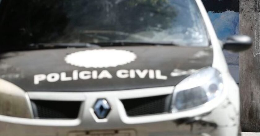 Viatura da polícia civil do Rio de Janeiro. Carro tem o nome "Polícia Civil" estampado no capô
