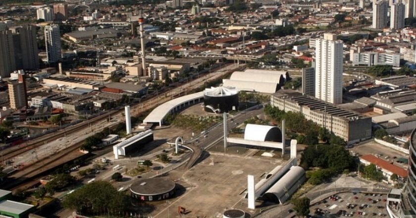 Imagem panorâmica mostra prédios do memorial da América Latina durante o dia.