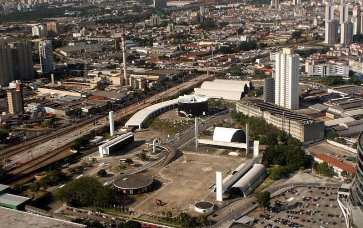 Imagem panorâmica mostra prédios do memorial da América Latina durante o dia. 