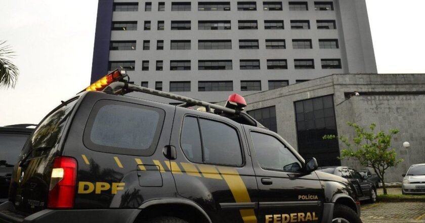 Prédio da Polícia federal em São Paulo aparece ao fundo com uma viatura em primeiro plano. Na viatura é possível ler Federal e a sigla DPF.