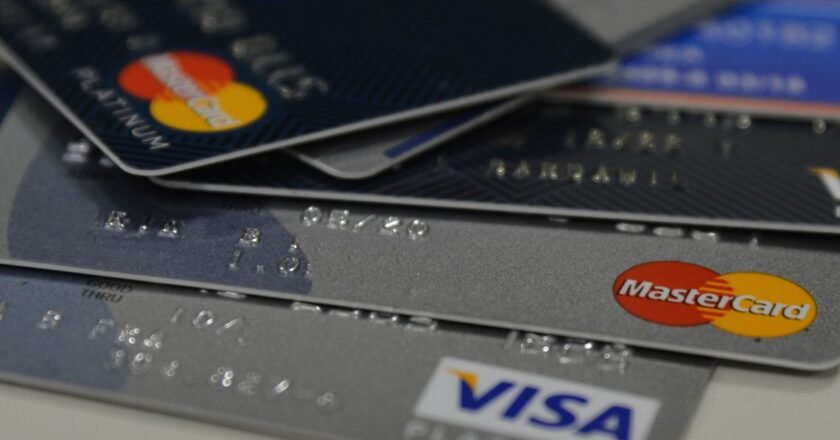 Cartões de crédito sobre uma mesa, um sobre o outro, espalhados