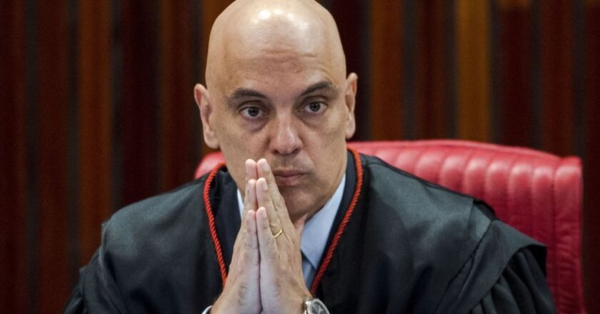 Alexandre de Moraes, ministro do STF, com a palma das mãos juntas perto do rosto