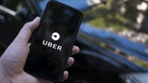 Motoristas da Uber vão parar por 24h no Brasil