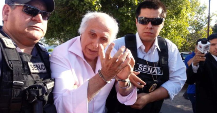 Roger Abdelmassih algemado sendo levado por policial