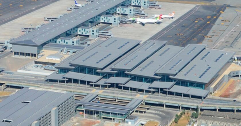 Visão panorâmica do aeroporto de cumbica, em guarulhos, mostra aviões estacionados