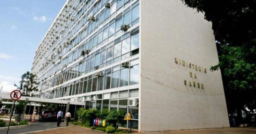 Foto mostra fachada do prédio onde funcionada o Ministério da Saúde, em Brasília. Na parede lateral, é possível ler o nome do ministério. Na frente, o prédio é todo espelhado.