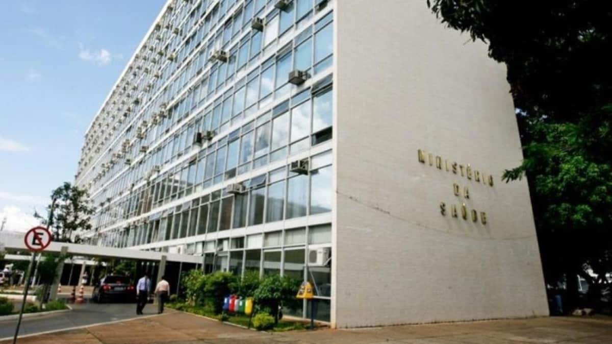 Foto mostra fachada do prédio onde funcionada o Ministério da Saúde, em Brasília. Na parede lateral, é possível ler o nome do ministério. Na frente, o prédio é todo espelhado.