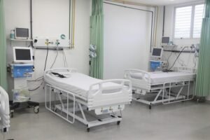 Leito de UTI em hospital com camas vazias
